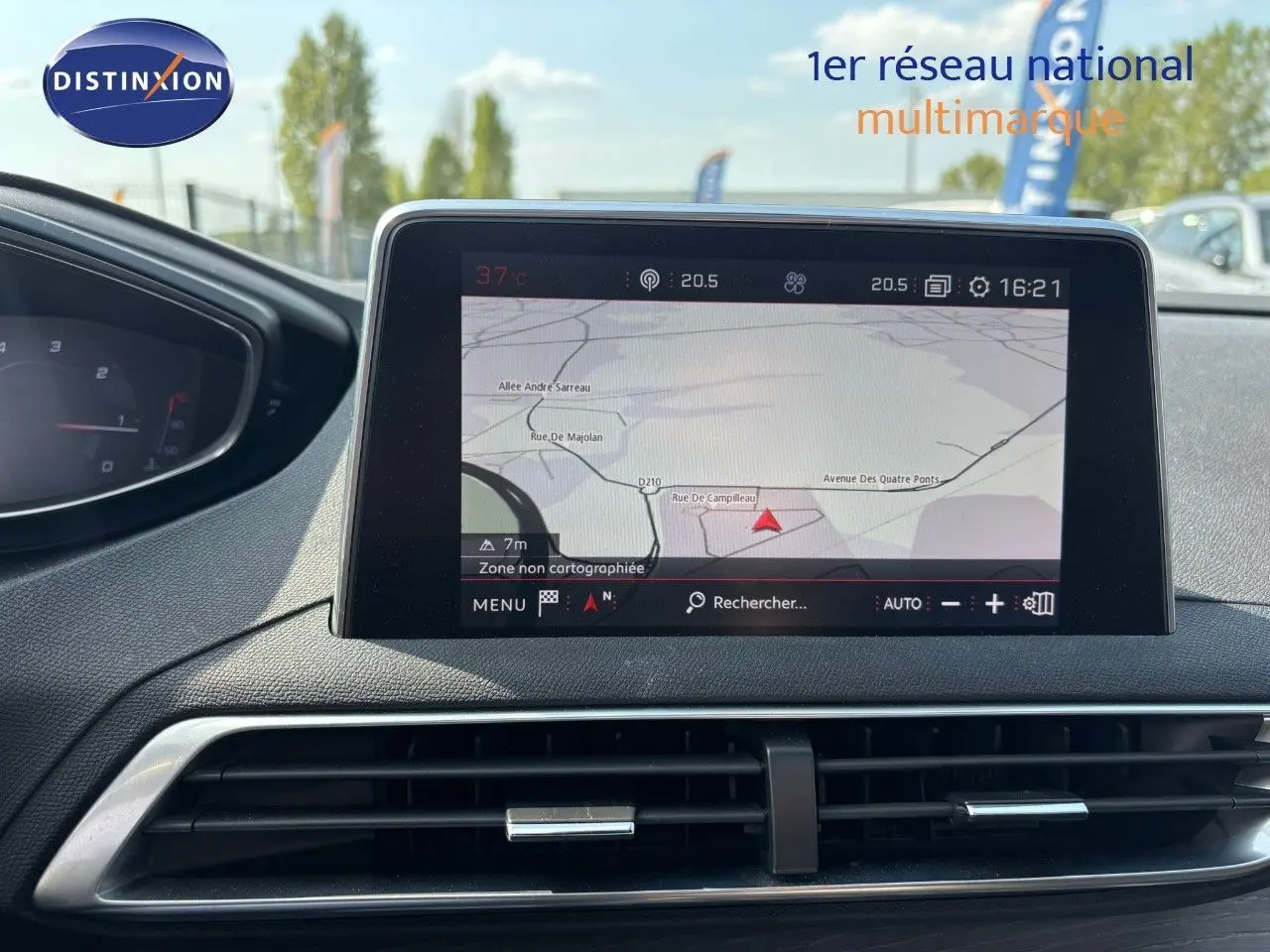 Écran tactile central avec navigation GPS du tableau de bord d'un Peugeot 3008 GT blanc nacré, vue intérieure.