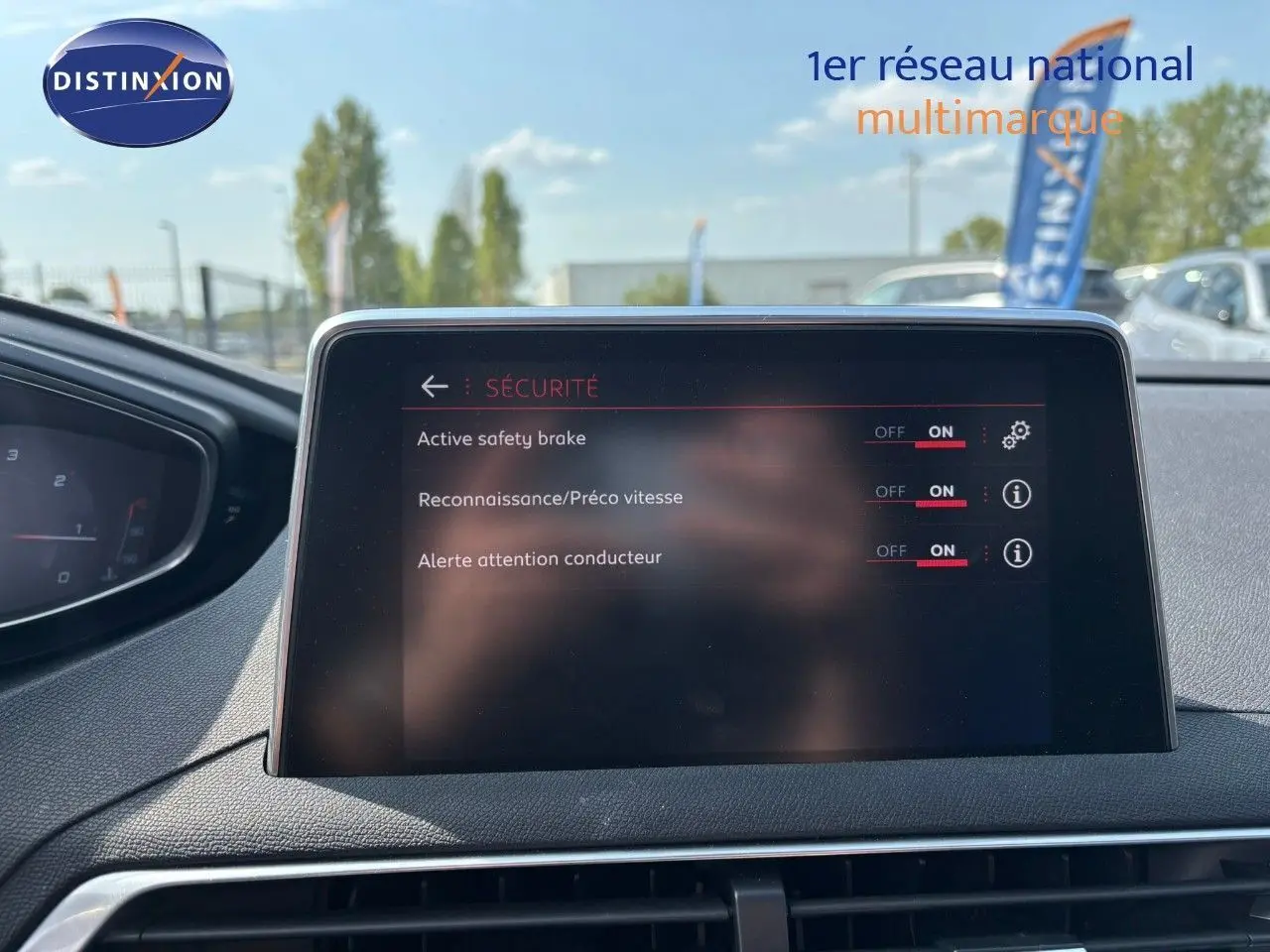 Écran central du Peugeot 3008 GT 2018 affichant les réglages de sécurité avec commandes activées, vue intérieure frontale.