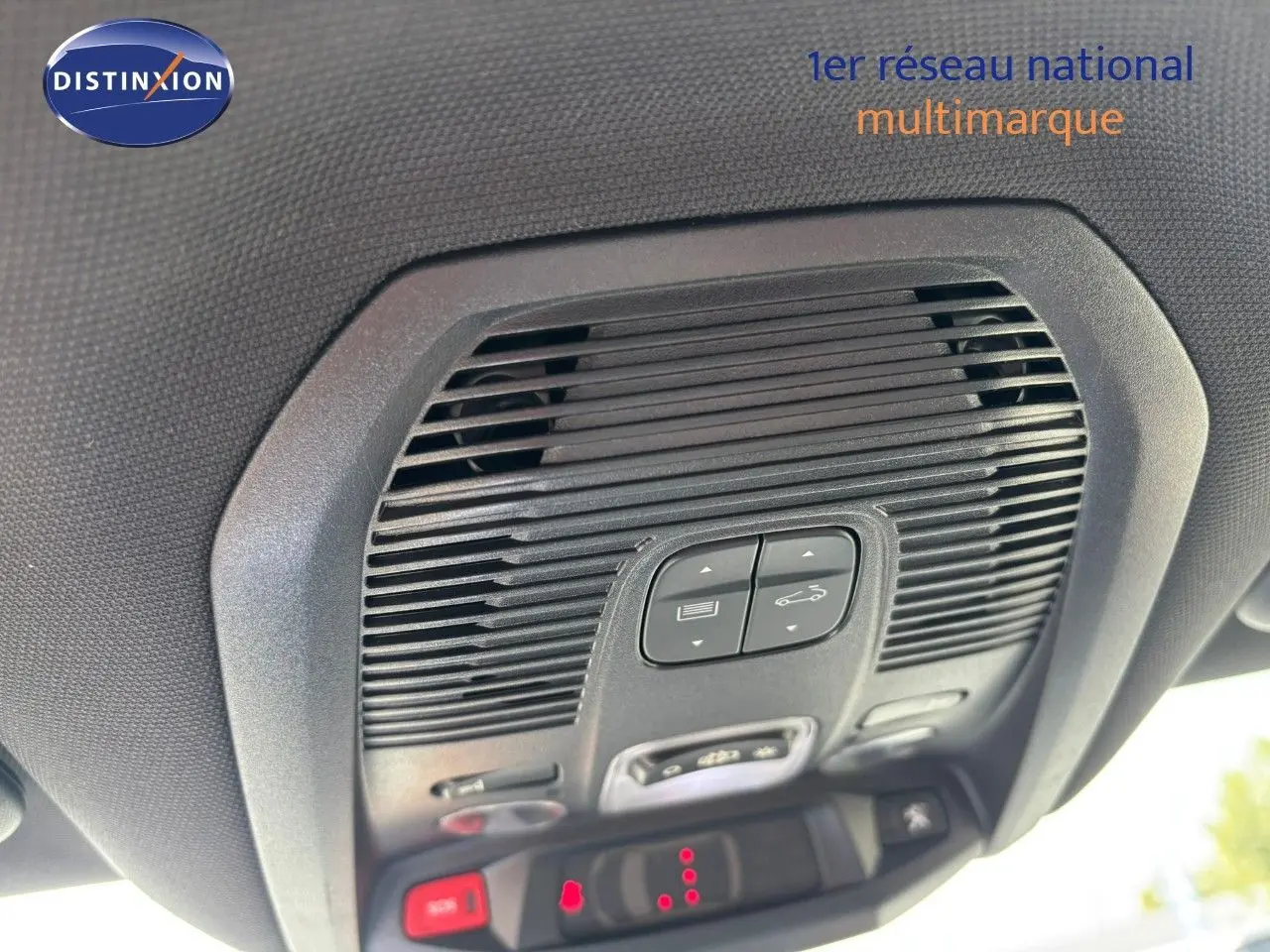 Plafonnier avec commandes intégrées du Peugeot 3008 GT blanc nacré, vue intérieure vers le toit du véhicule.