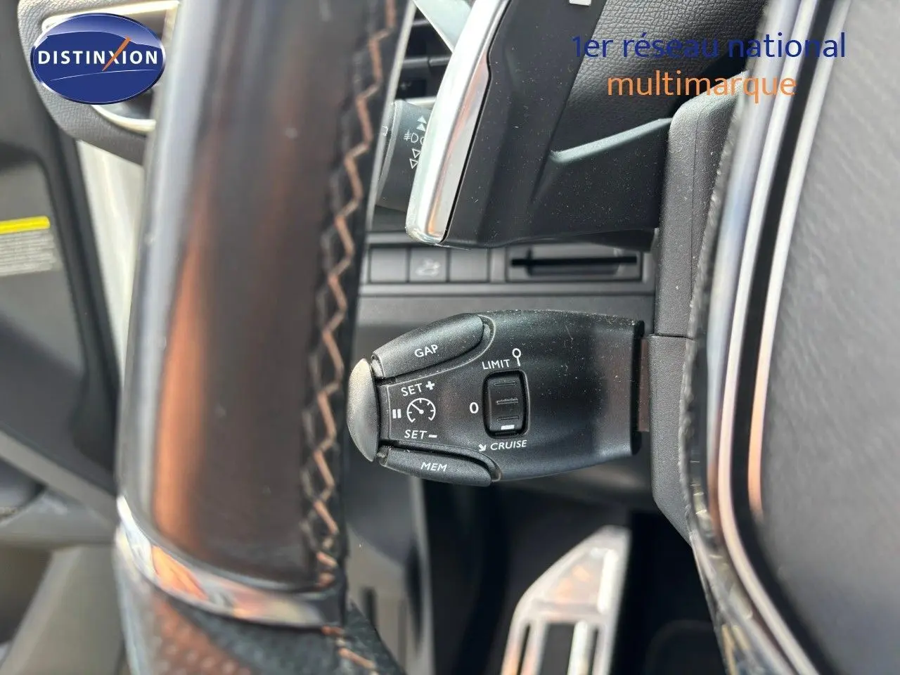 Gros plan sur la commande de régulateur de vitesse au volant cuir du Peugeot 3008 blanc nacré, version GT 2018.