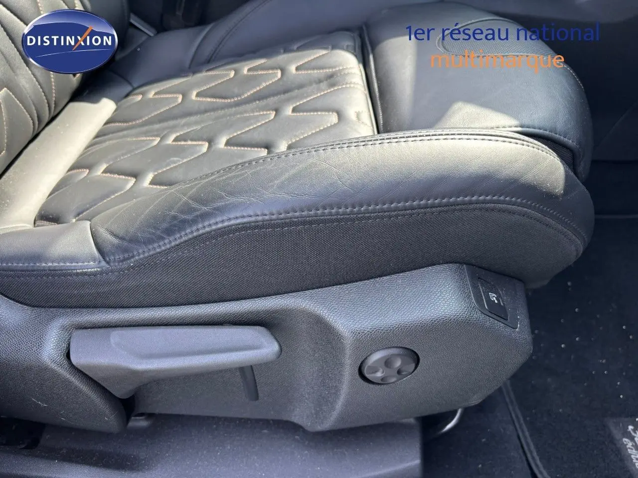 Gros plan sur le siège conducteur en cuir noir avec réglages électriques du Peugeot 3008 GT blanc nacré de 2018.