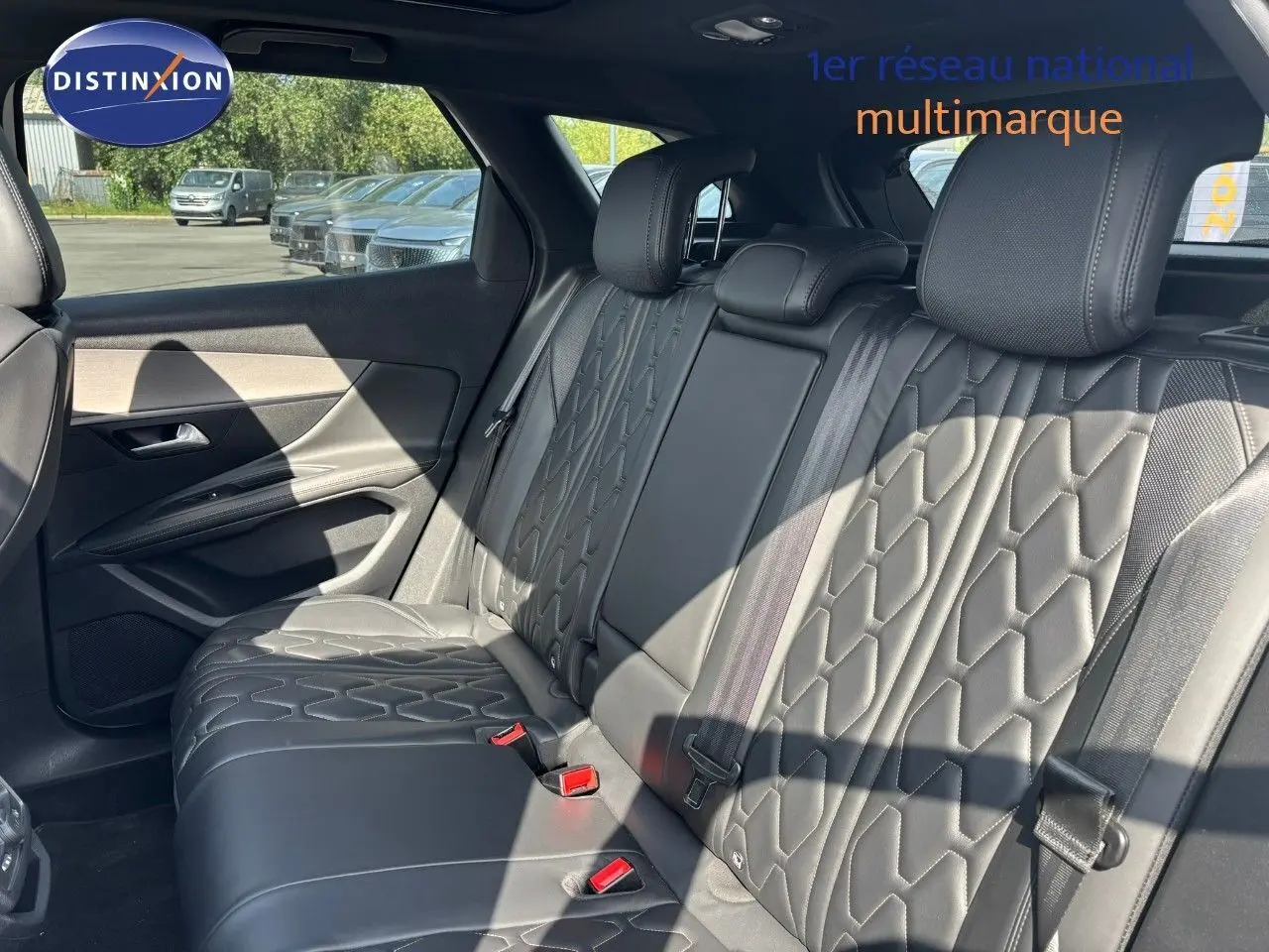 Vue intérieure du siège arrière en cuir noir matelassé du Peugeot 3008 GT blanc nacré de 2018.