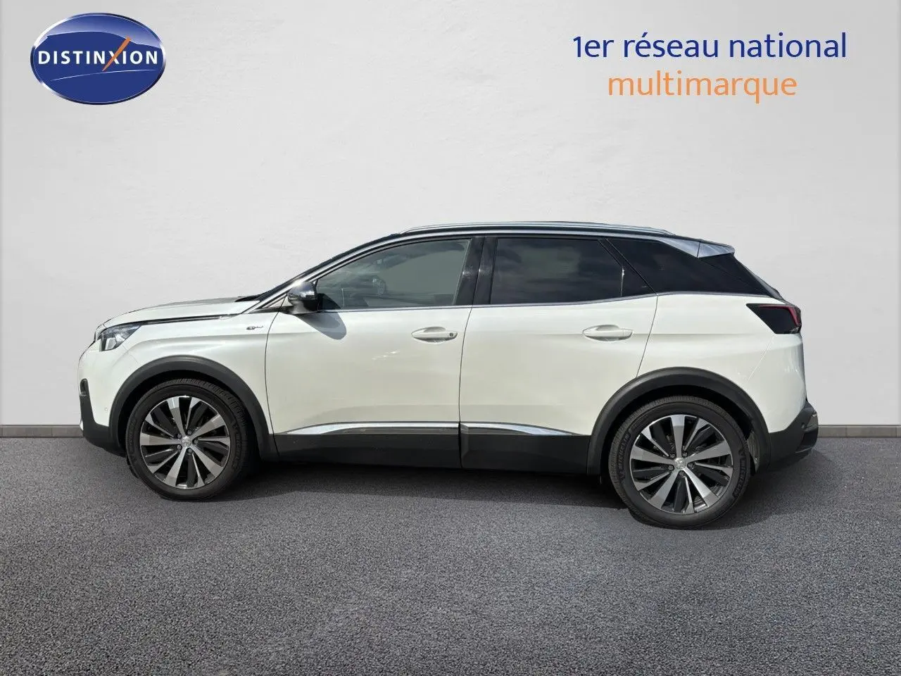 Profil latéral droit d'un Peugeot 3008 GT blanc nacré avec toit noir et jantes alliage bicolores.