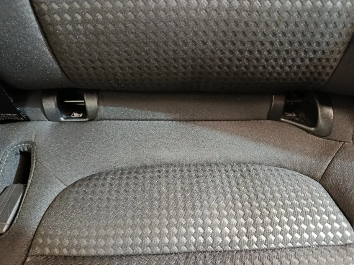 Gros plan sur le tissu gris texturé de la banquette arrière du Ford Kuga 2024, version St Line.