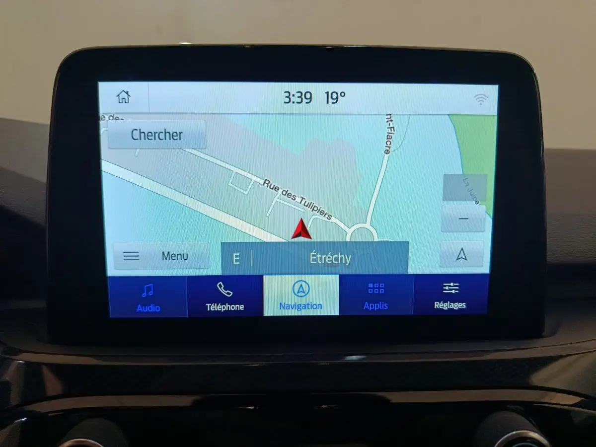 Écran tactile central du Ford Kuga 2024 affichant la navigation avec carte et options multimédia.