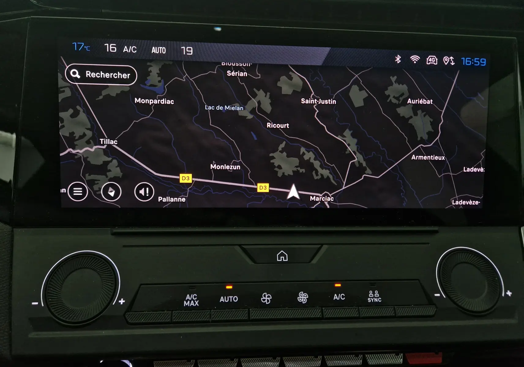 Coffre ouvert d'une Peugeot 308 noire, vue arrière montrant l'espace de chargement vide et la garniture intérieure noire.