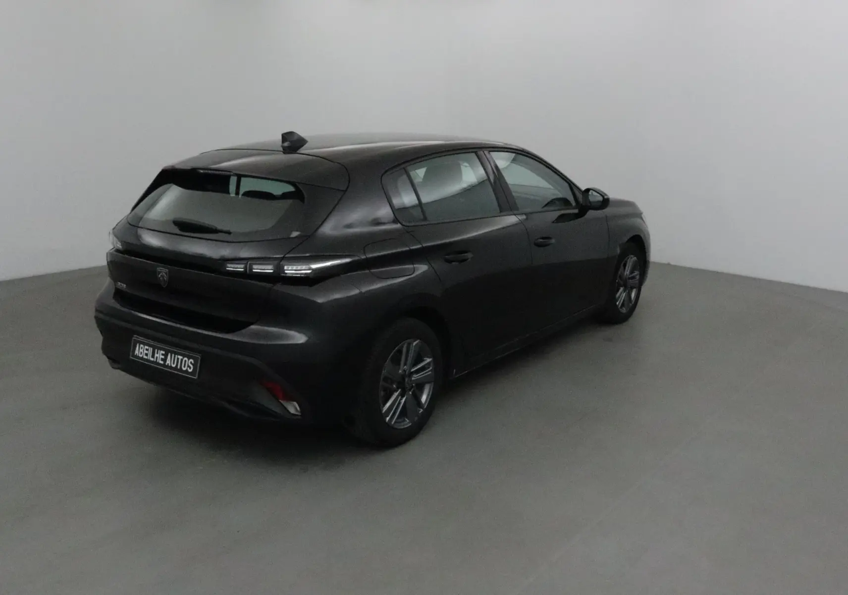 Vue intérieure côté droit sur la banquette arrière noire de la Peugeot 308 2022 finition Active Pack GPS.