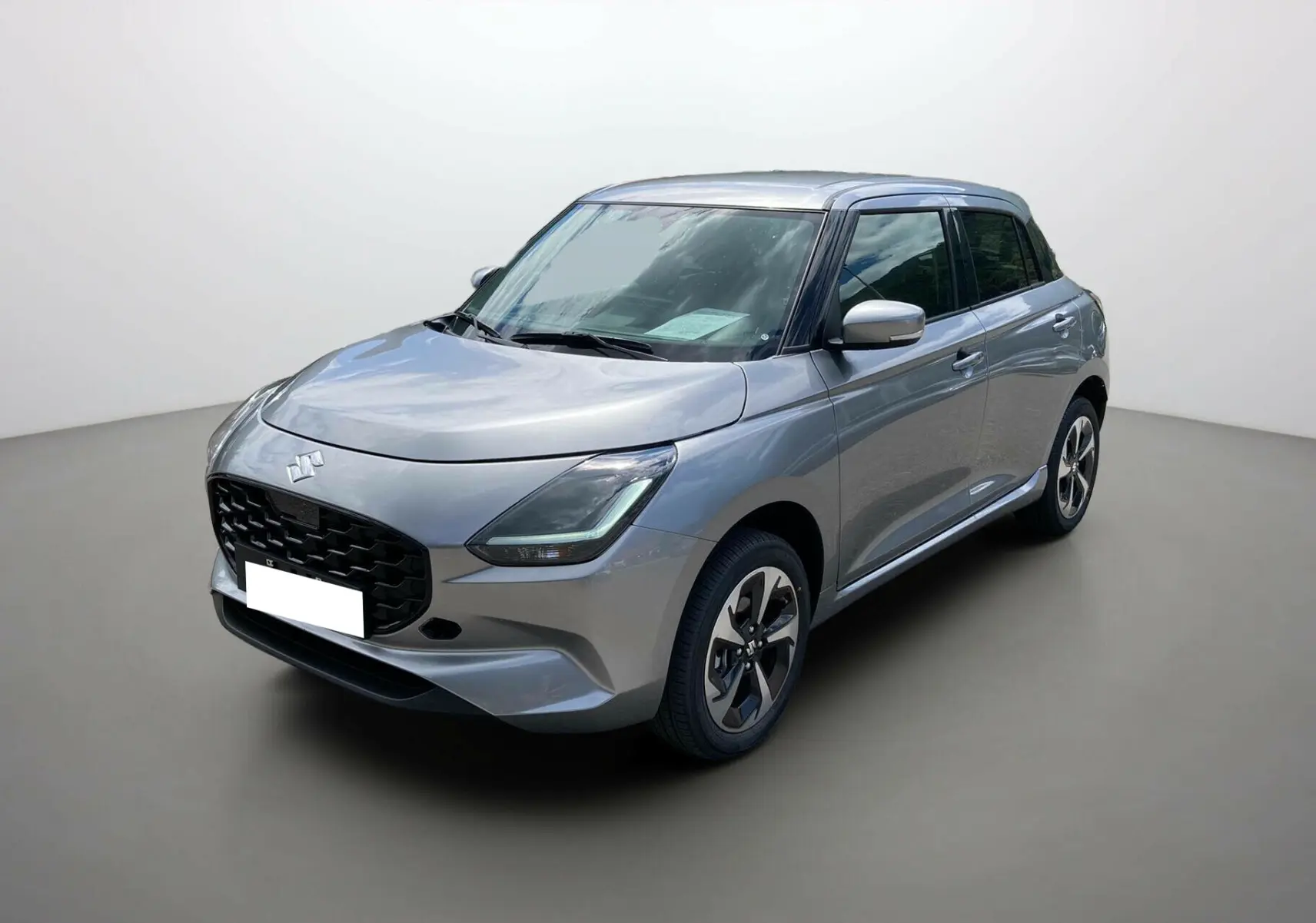 Suzuki Swift 2025 Premium silver metal vue 3/4 avant droit avec jantes alu et vitres surteintées.