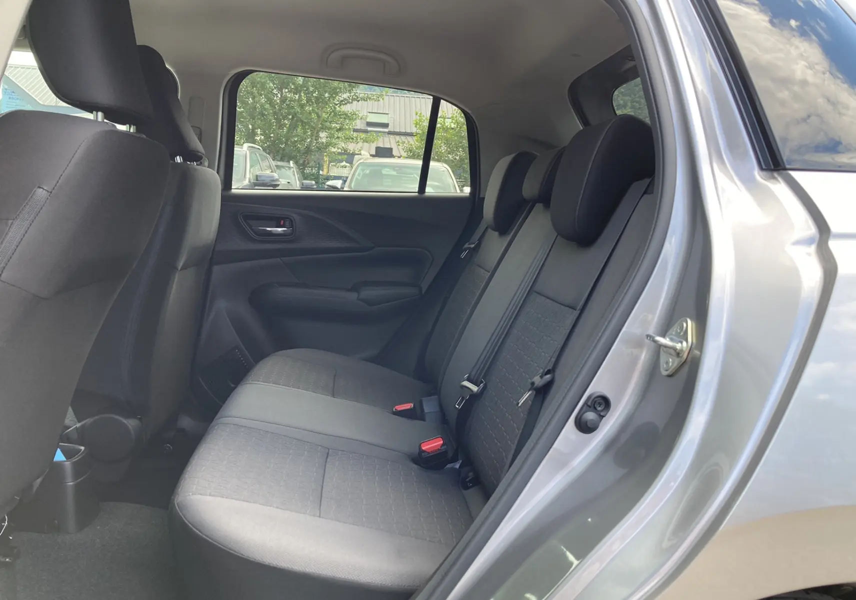 Vue intérieure côté droit sur la banquette arrière en tissu gris d'une Suzuki Swift 2025 couleur Premium Silver Metal.