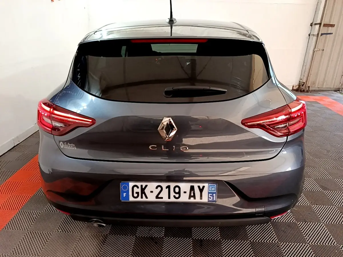Vue arrière d'une Renault Clio gris foncé 2022 avec feux LED et plaque d'immatriculation française visible.