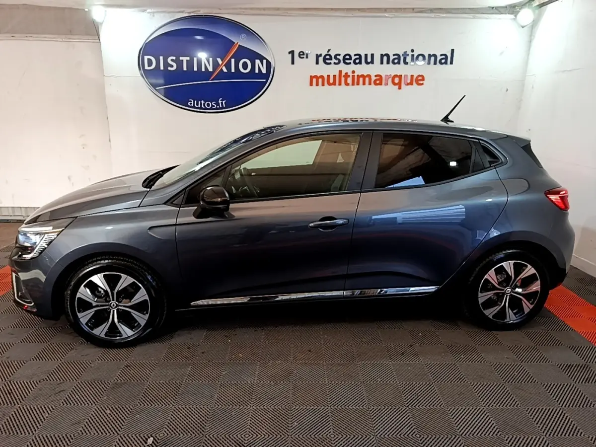 Profil côté gauche d'une Renault Clio Evolution SCe 65 gris foncé 2022, avec jantes alliage et feux arrière LED visibles.