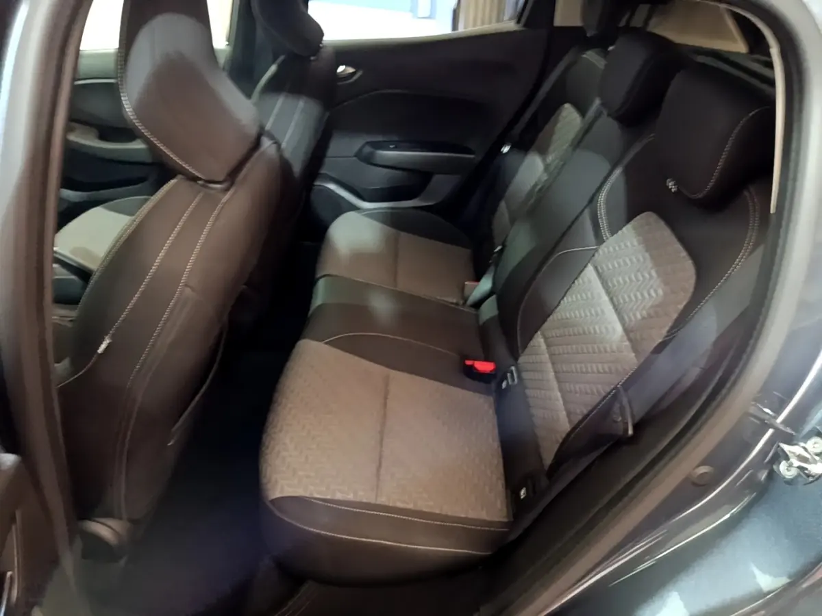 Vue intérieure côté droit des sièges arrière en tissu gris et noir de la Renault Clio Evolution SCe 65 2022.