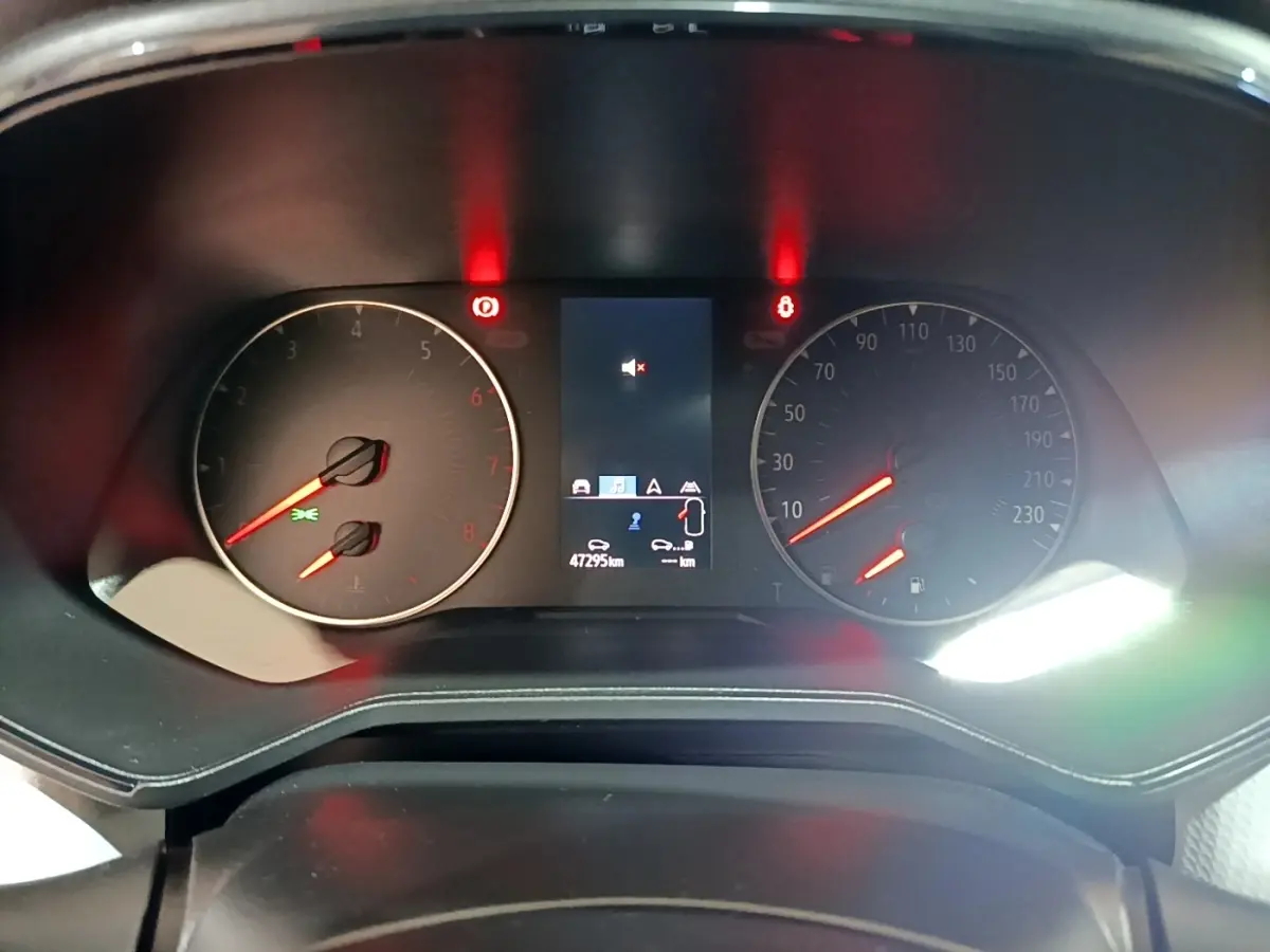 Vue rapprochée du tableau de bord de la Renault Clio gris foncé, affichage digital et compteurs analogiques.