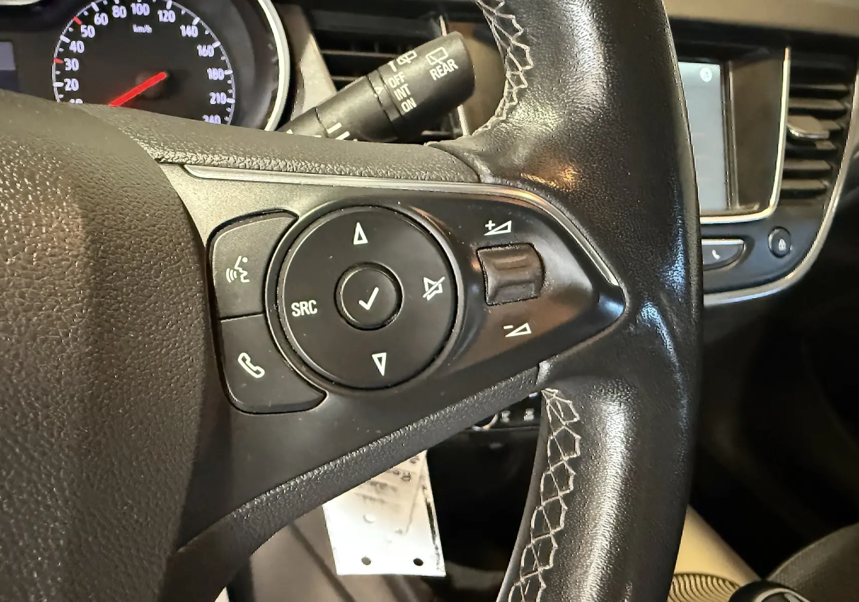 Gros plan sur le volant noir de l’Opel Crossland 2022, montrant les commandes audio et téléphone côté gauche.