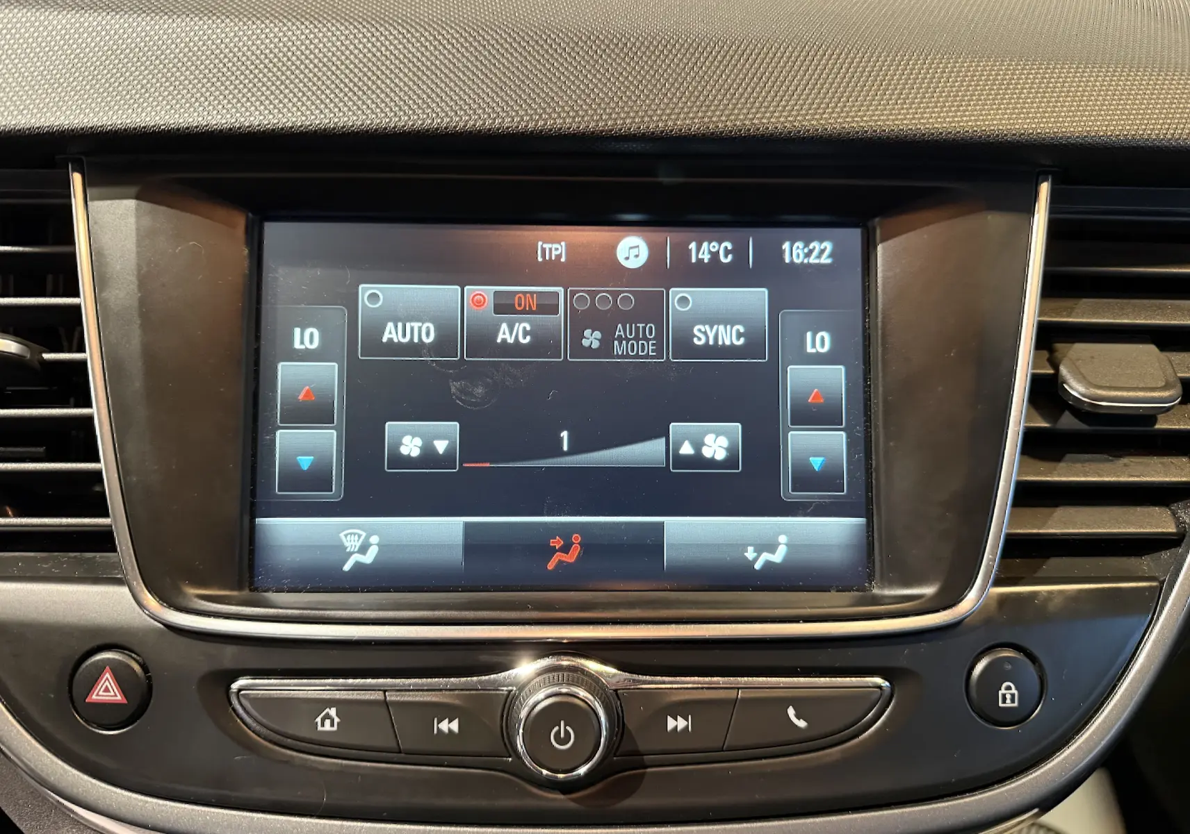Écran tactile central de la console d'une Opel Crossland 2022, affichant les réglages de climatisation automatique.
