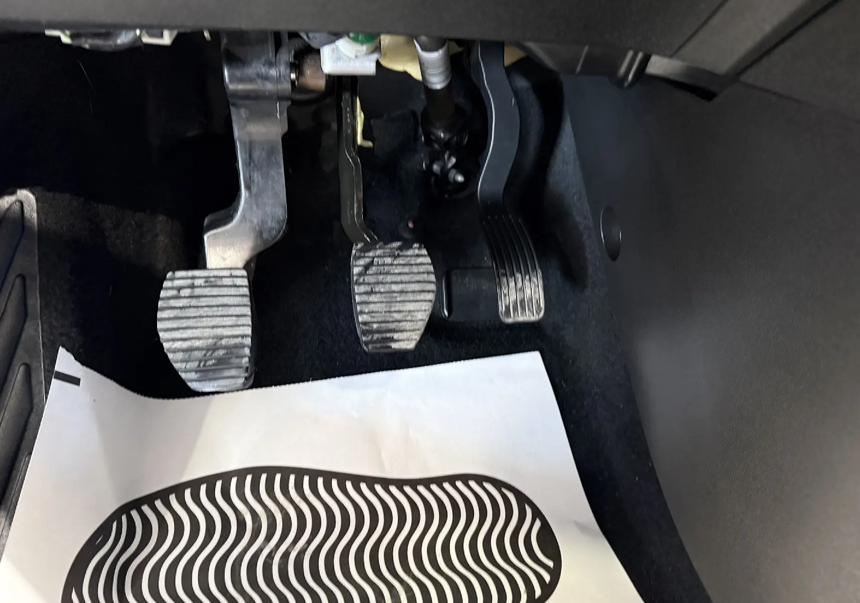 Vue rapprochée des pédales d’embrayage, frein et accélérateur d’une Opel Crossland 1.2 Turbo essence, version manuelle.