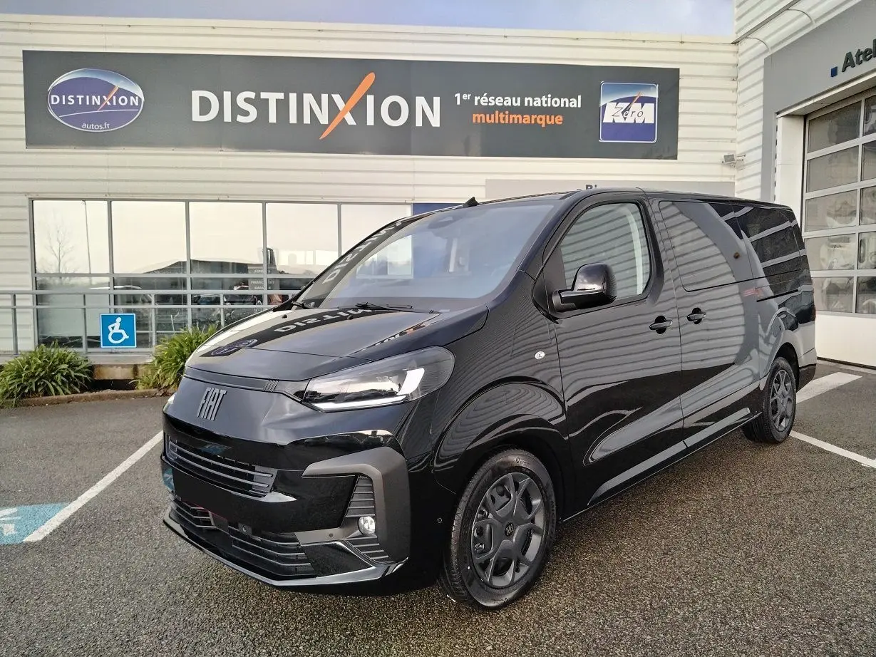 Vue 3/4 avant droit du FIAT ULYSSE XL noir perla, mettant en valeur sa calandre moderne et ses jantes sombres.