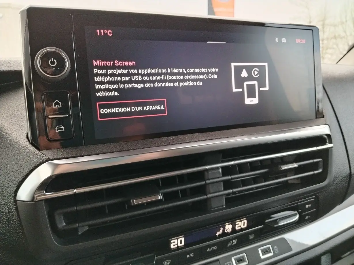 Vue rapprochée de l’écran tactile central et des commandes de climatisation du Fiat Ulysse noir Perla 2026.