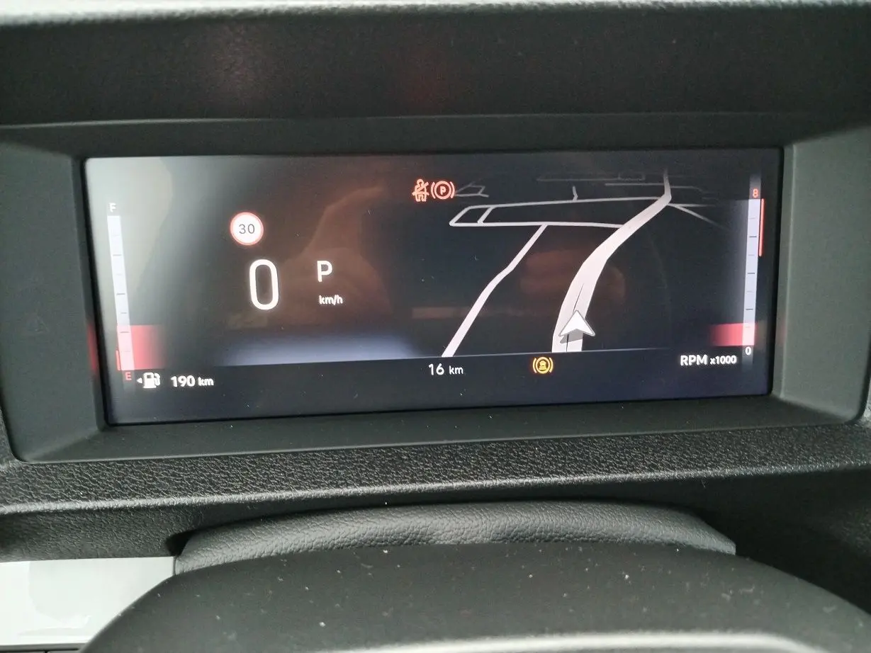 Affichage numérique du tableau de bord du Fiat Ulysse noir Perla, montrant la navigation et l'indicateur de vitesse à 0 km/h.