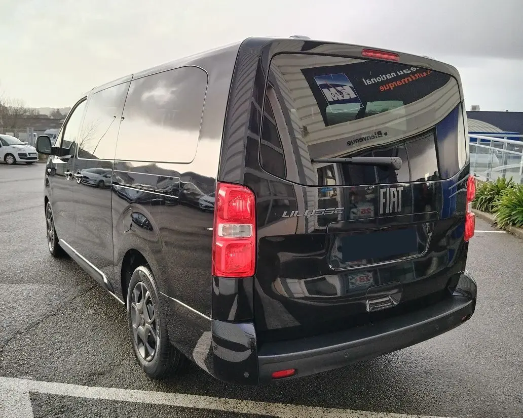 Vue 3/4 arrière droite du FIAT ULYSSE XL noir perla, mettant en valeur son hayon et ses feux arrière distinctifs.