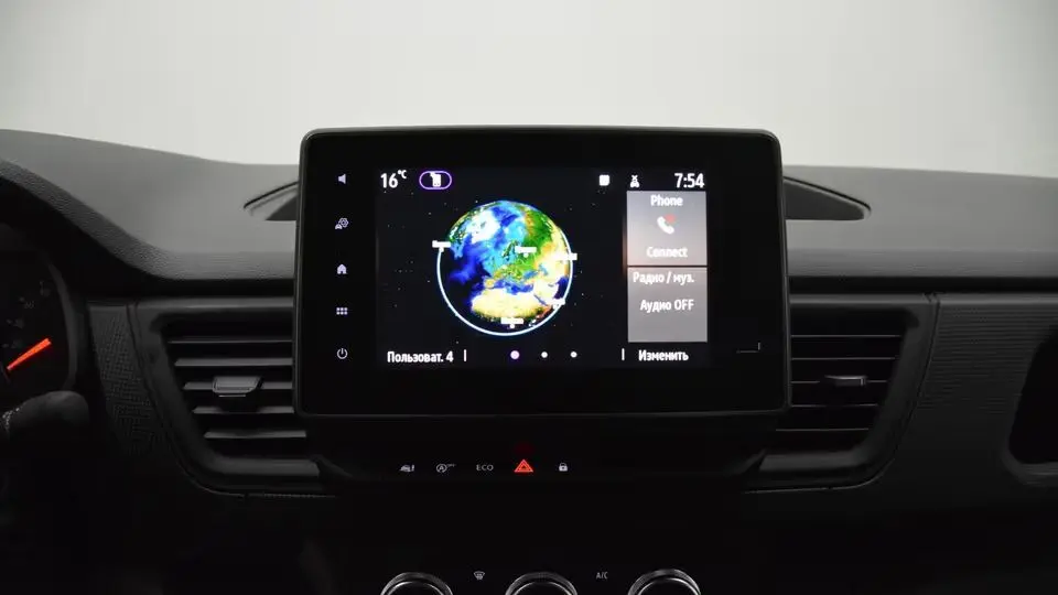 Écran tactile central allumé du tableau de bord du Renault Trafic Fourgon blanc, vue frontale rapprochée.