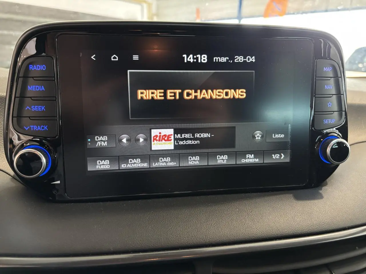 Écran tactile multimédia du Hyundai Tucson 2020 affichant une radio DAB avec boutons lumineux bleus.