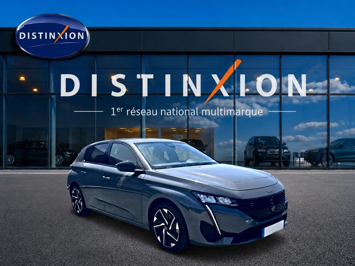 Peugeot 308 1.5 BlueHDi 130 Allure gris, vue 3/4 avant droit, avec feux LED et jantes alu distinctives.