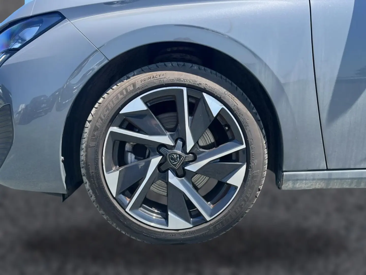 Gros plan sur la roue avant gauche gris métallisé d'une Peugeot 308 2025 avec jante alu au design moderne.