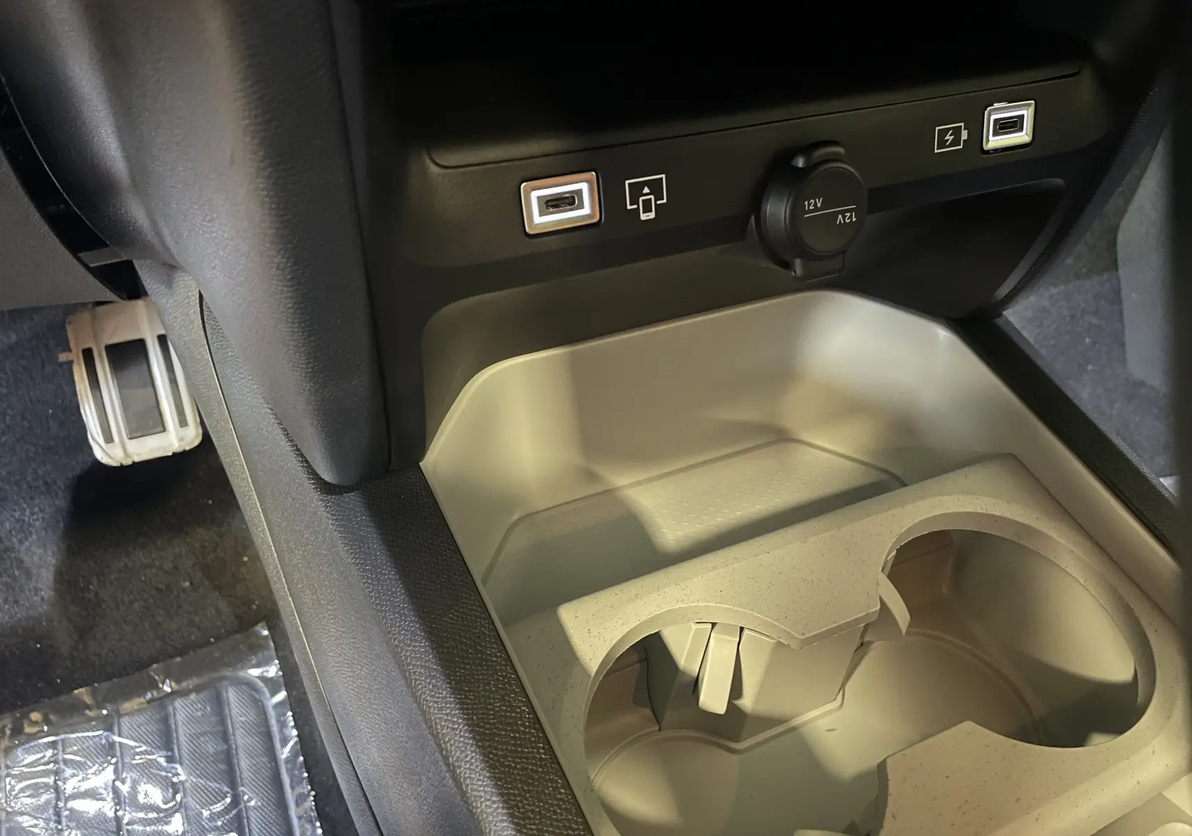 Gros plan sur les commandes au volant du Citroën C5 Aircross hybride gris platinium, boutons multifonctions noirs.