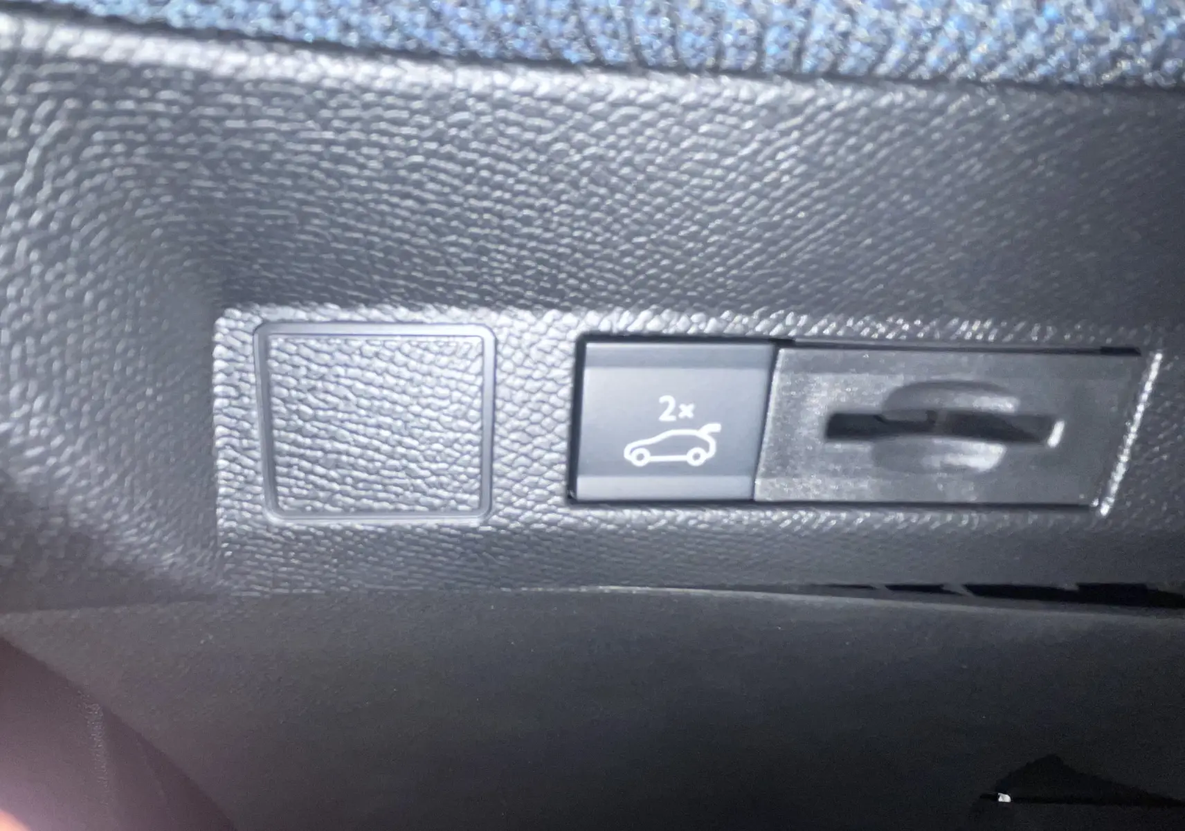 Gros plan sur la commande d’essuie-glace du Citroën C5 Aircross hybride 2026, intérieur tissu gris texturé.