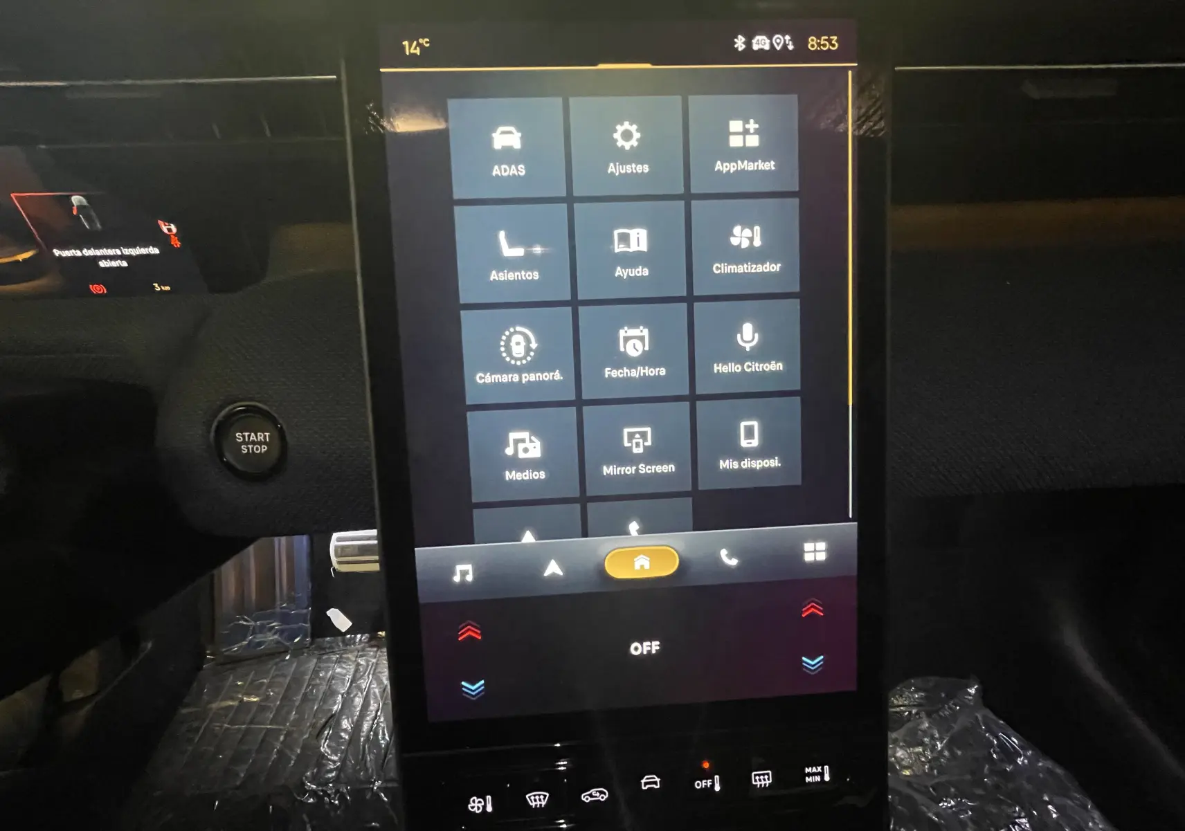 Vue intérieure du tableau de bord du Citroën C5 Aircross hybride 2026 avec écran tactile central et bouton Start/Stop.