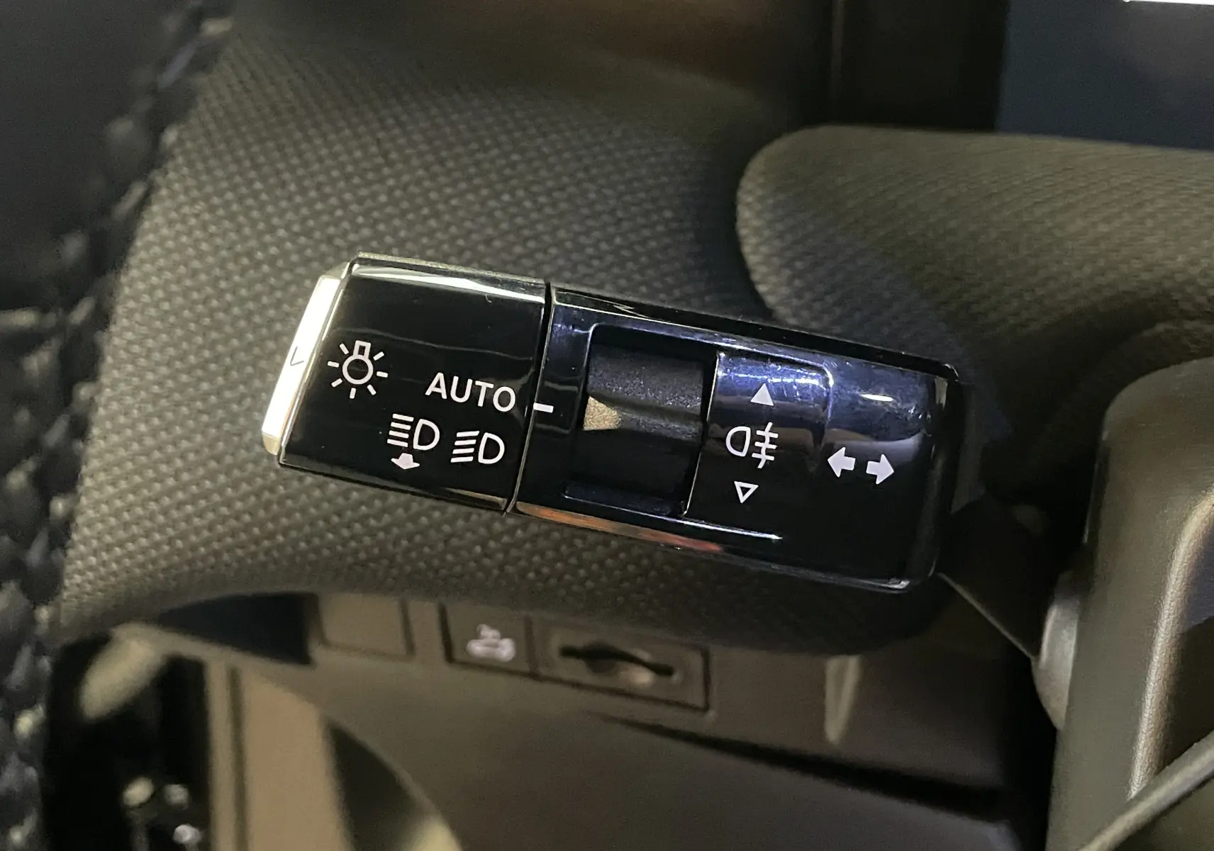 Gros plan sur la commande des feux automatique et clignotants dans l’habitacle du Citroën C5 Aircross gris platinium 2026.