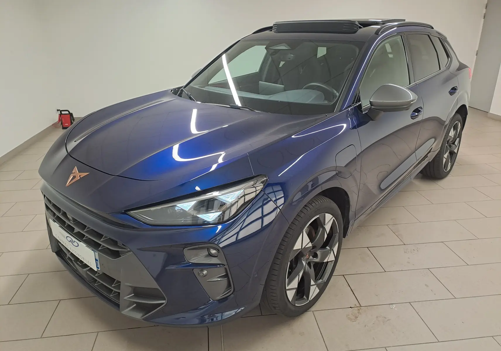 Vue 3/4 avant droite du CUPRA TERRAMAR bleu cosmos avec jantes 20'' Gravity et toit ouvrant panoramique visible.