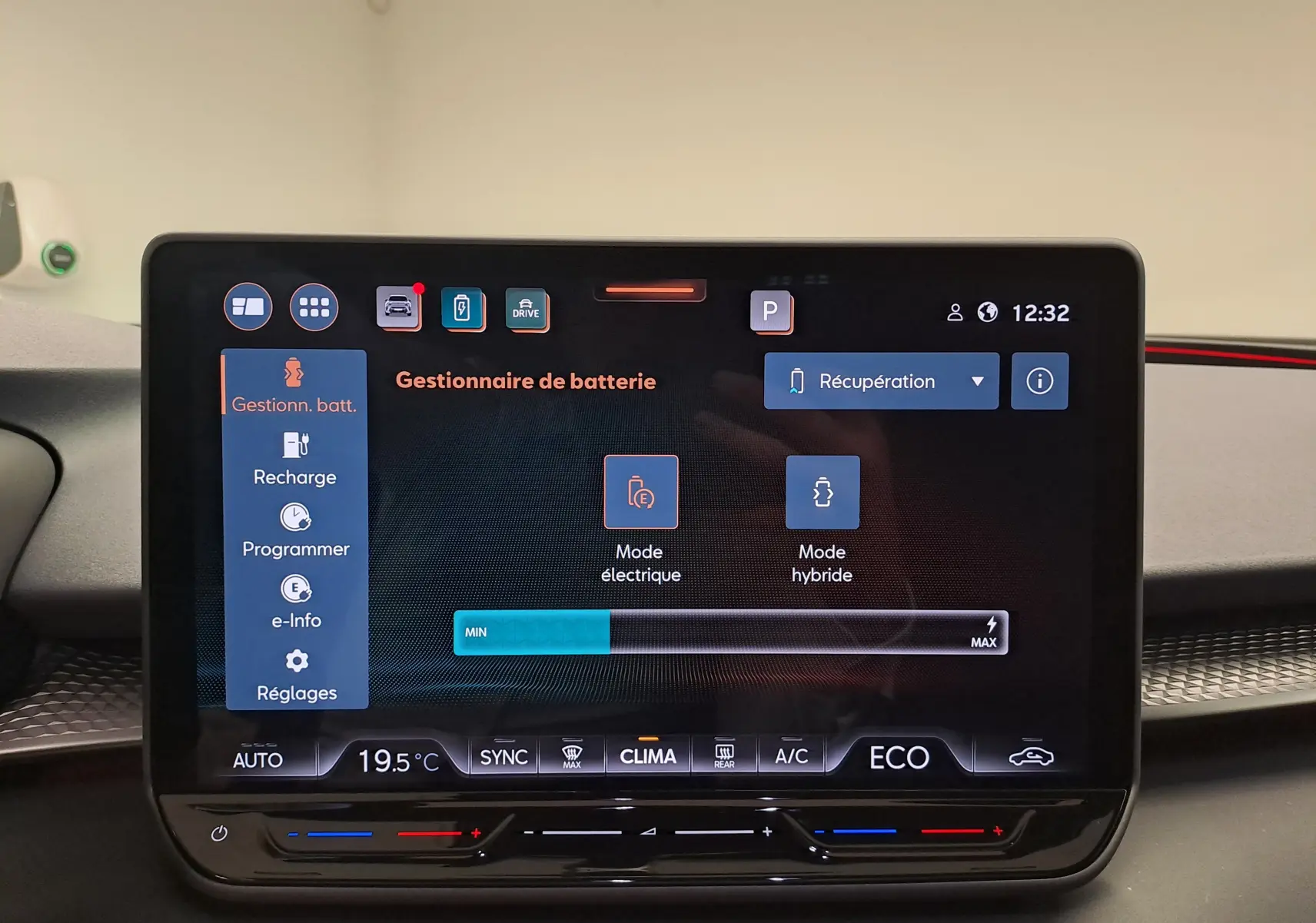 Écran tactile central du CUPRA TERRAMAR 1.5 eHybrid bleu cosmos montrant le gestionnaire de batterie et les modes de conduite.