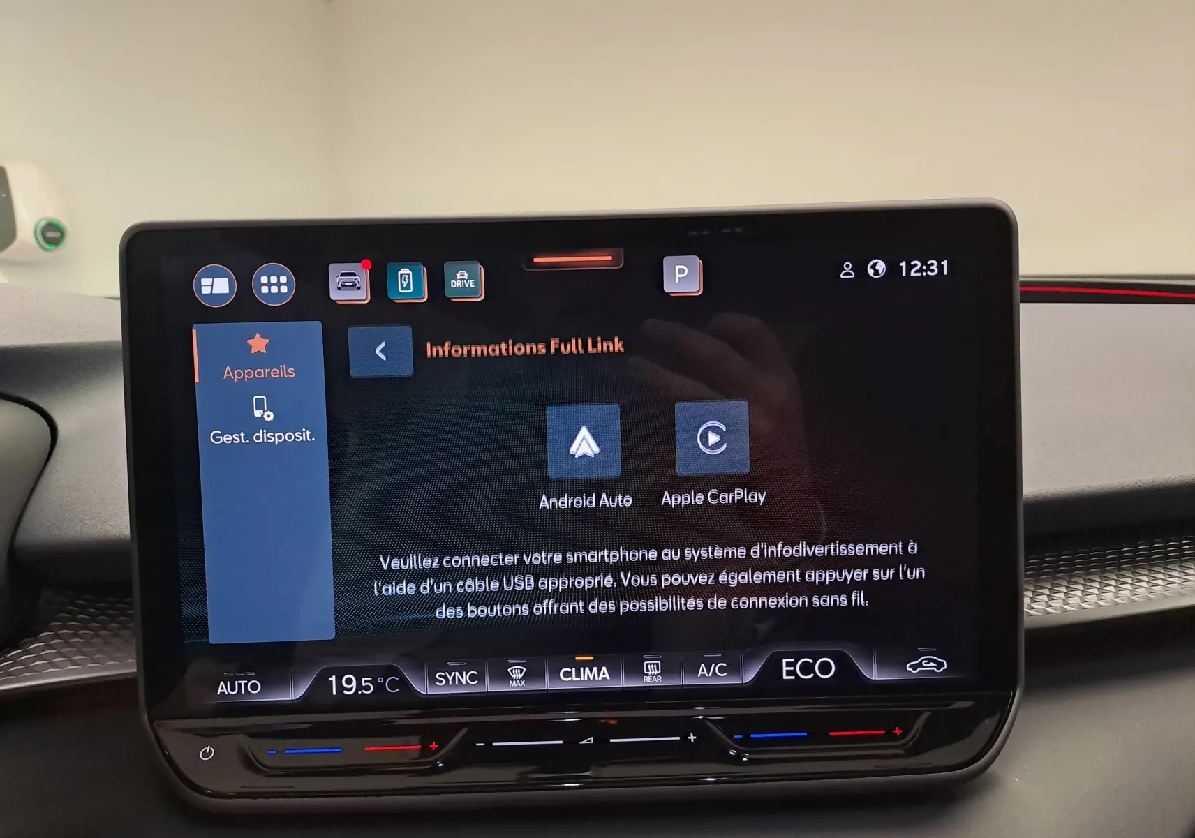 Écran tactile central affichant la connexion Android Auto et Apple CarPlay dans une CUPRA TERRAMAR 2025.
