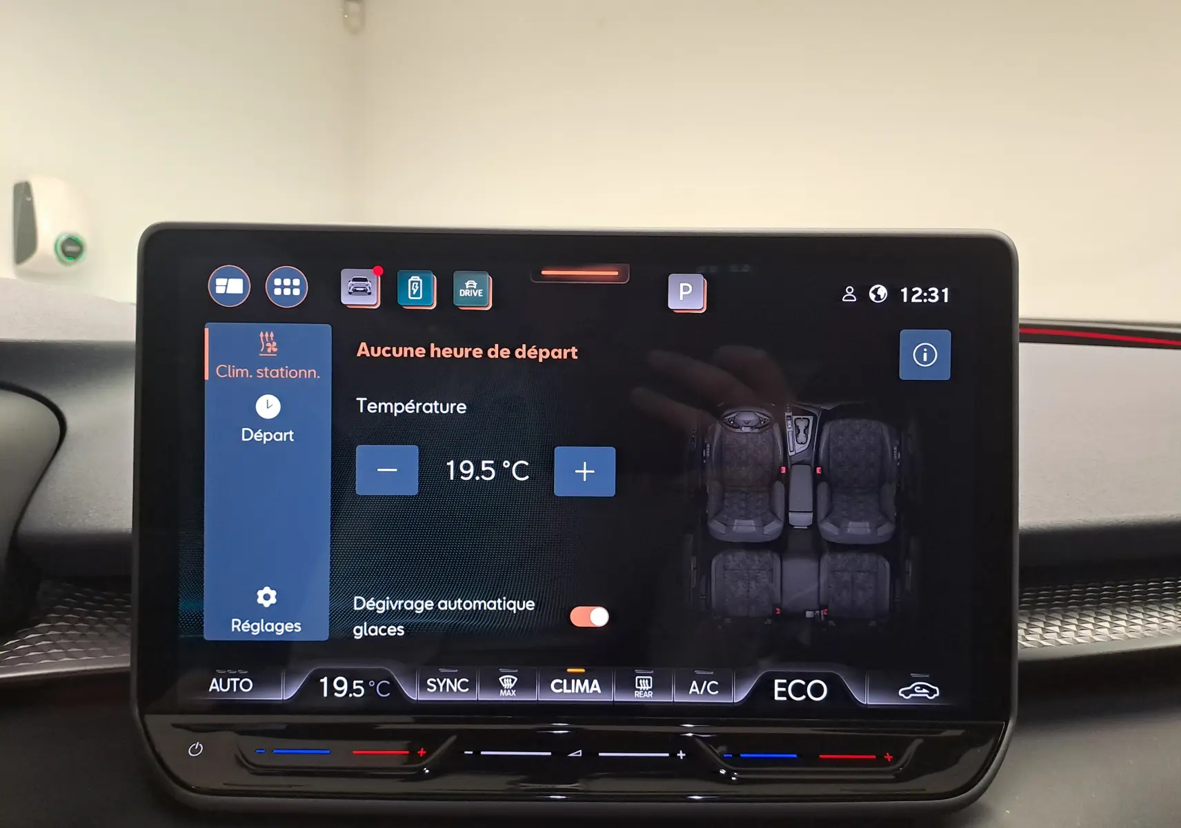 Écran tactile central de la CUPRA TERRAMAR 1.5 eHybrid bleu cosmos affichant la climatisation à 19,5°C.