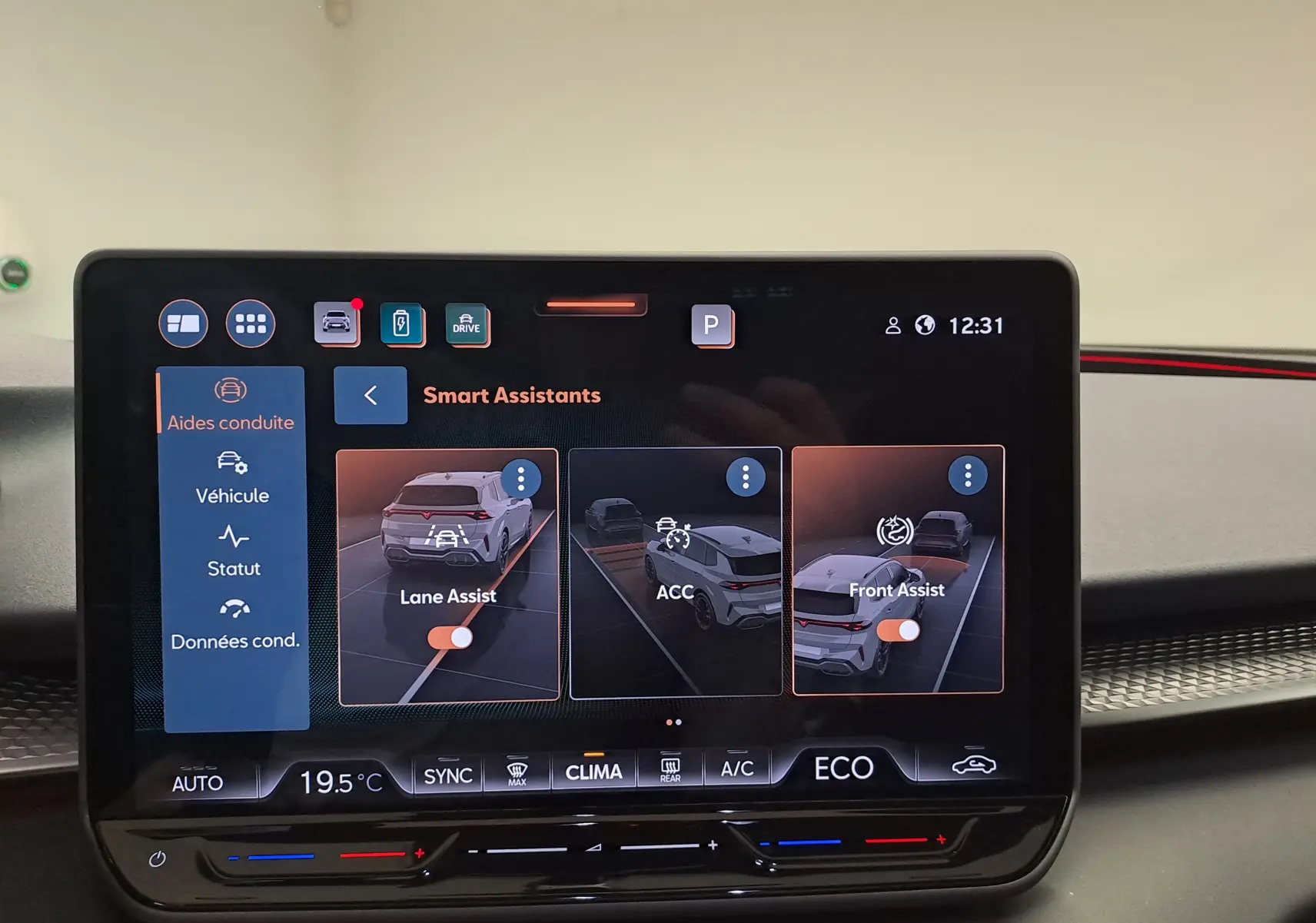 Écran tactile intérieur montrant les assistants de conduite du CUPRA TERRAMAR hybride rechargeable 2025.