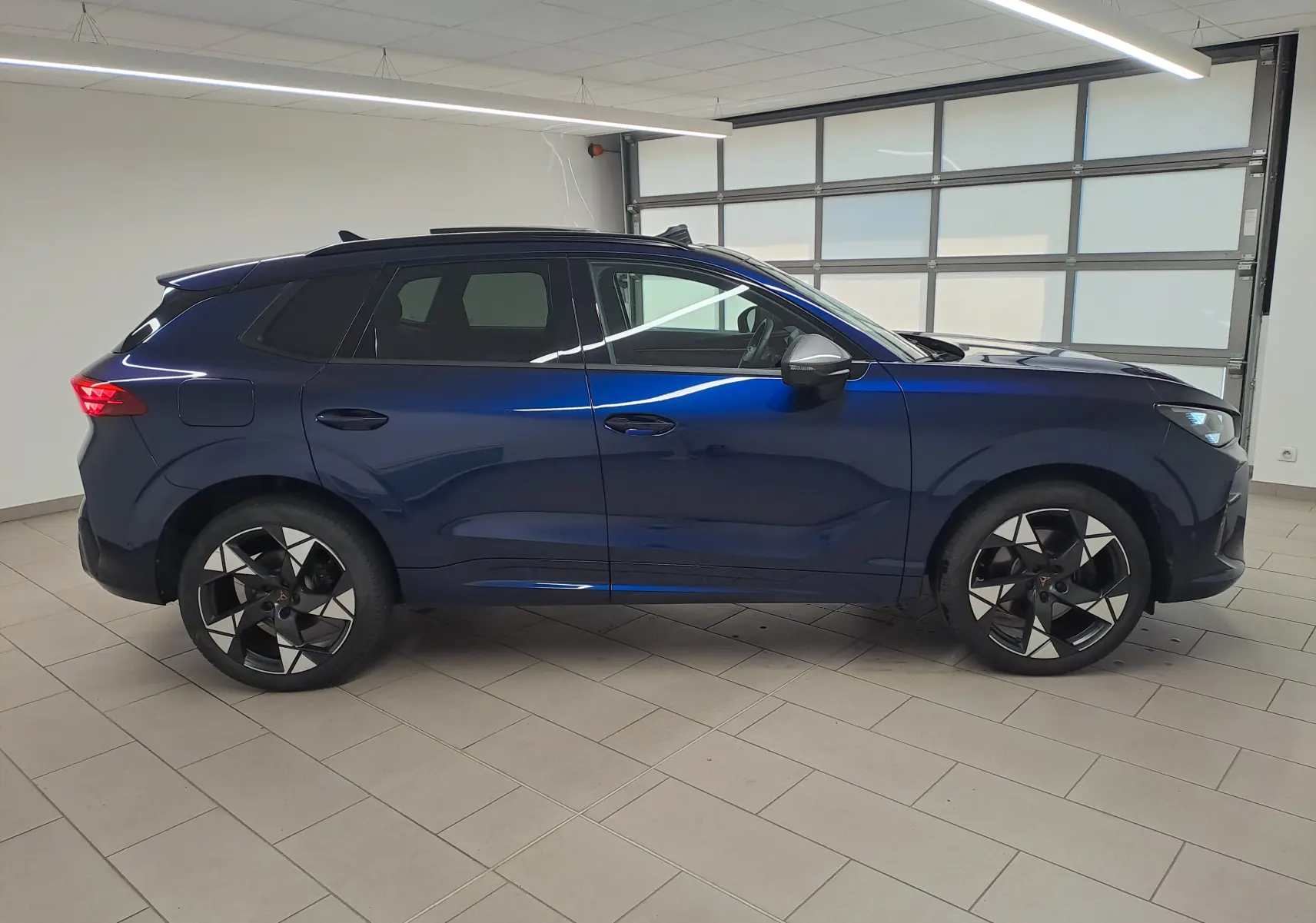 Vue latérale droite du SUV CUPRA TERRAMAR bleu cosmos avec jantes 20'' Gravity et toit ouvrant panoramique.