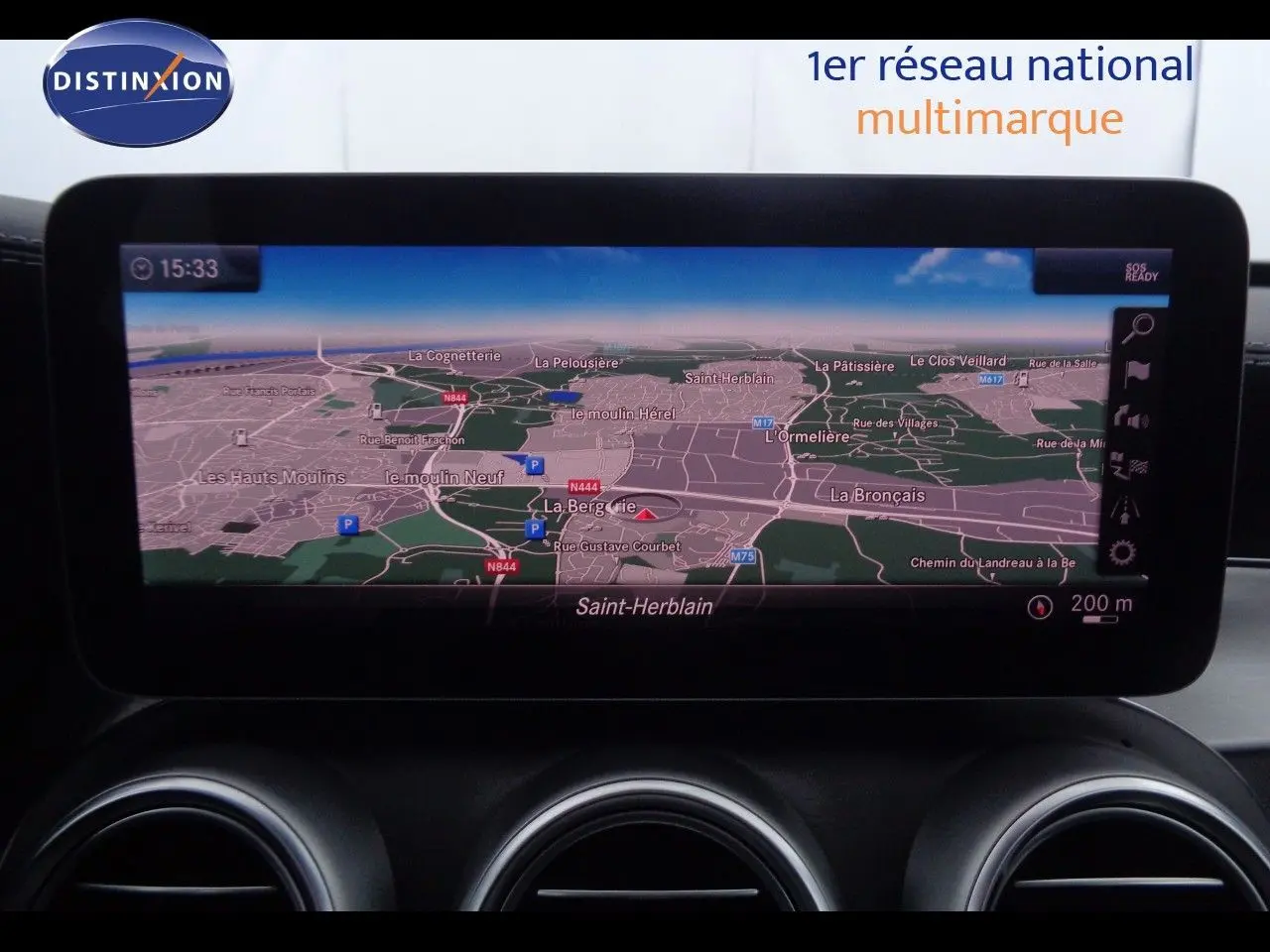 Écran de navigation GPS affichant une carte détaillée de Saint-Herblain dans un Mercedes Classe C Break noir métal.