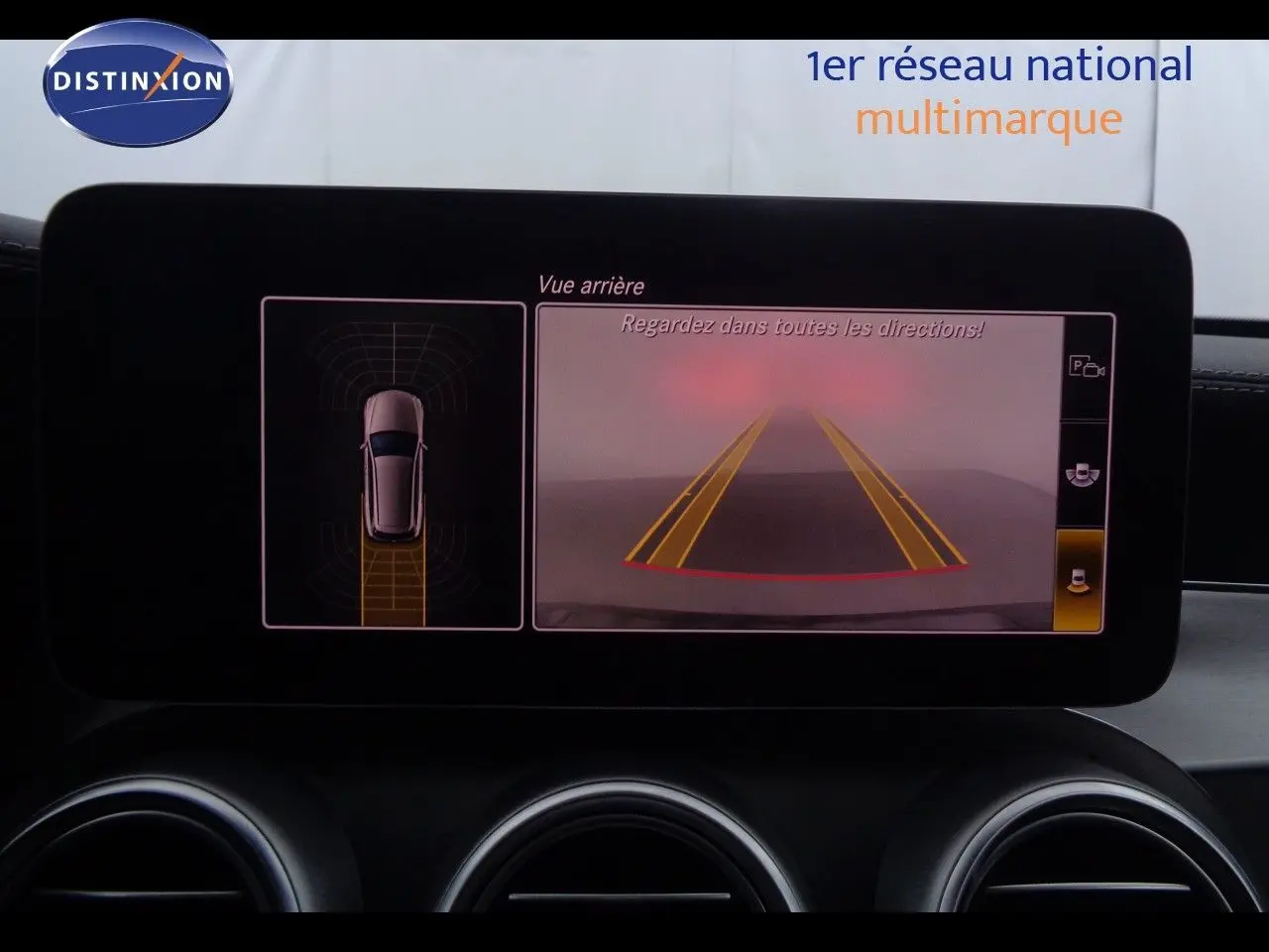 Écran multimédia montrant la caméra de recul et l'alerte de proximité du Mercedes Classe C Break noir métal, vue intérieure.