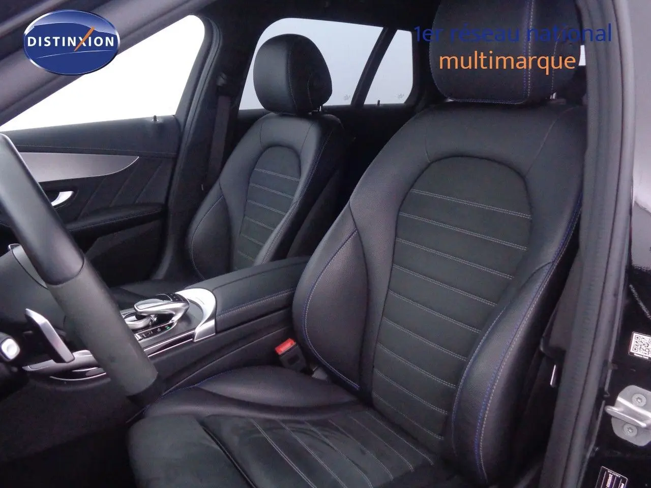 Intérieur noir cuir de la Mercedes Classe C Break 220D AMG Line, vue côté conducteur avec sièges avant et console centrale.