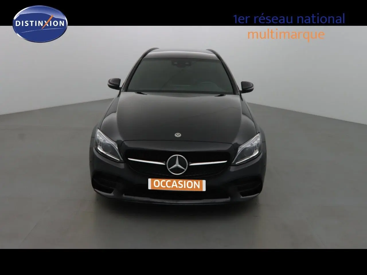 Mercedes Classe C Break 220D noir métal vue de face, mettant en valeur la calandre AMG et les phares LED distinctifs.