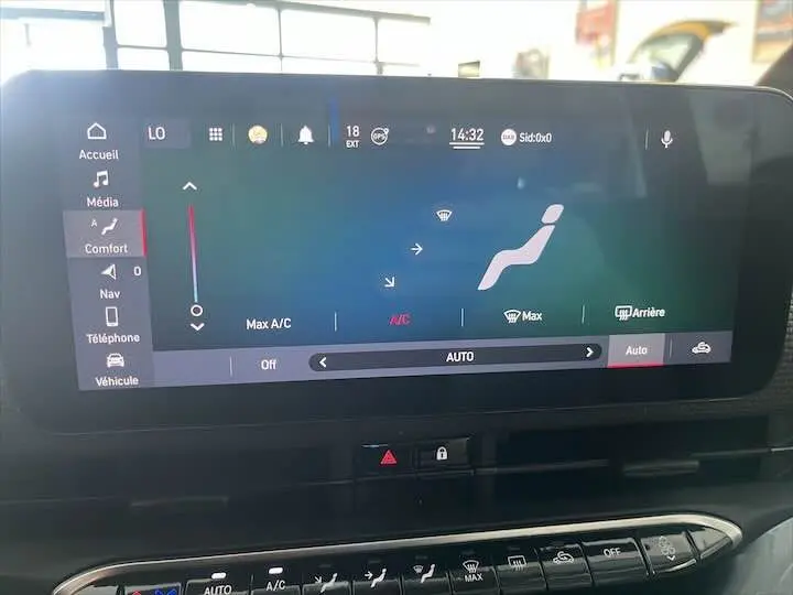 Écran tactile du système de climatisation sur tableau de bord de la Fiat 500 électrique gris minéral, vue intérieure rapprochée.