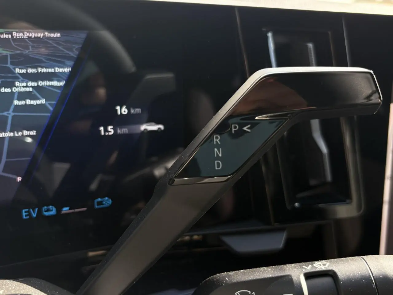 Le levier de boîte automatique noir vu de près dans le tableau de bord numérique du Renault Rafale Gris Schiste.