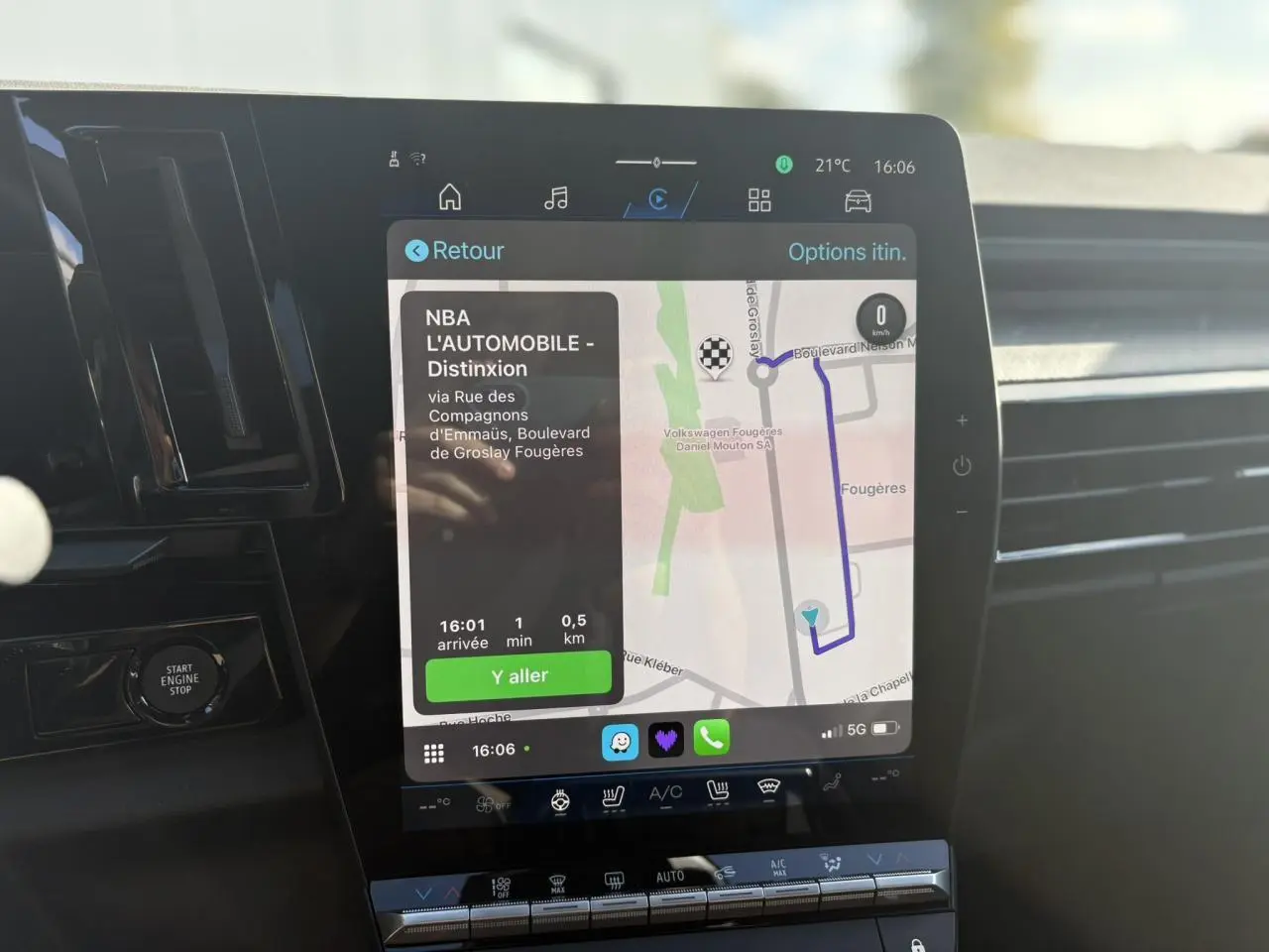 Écran tactile central du tableau de bord du Renault Rafale gris, affichant la navigation GPS en intérieur lumineux.