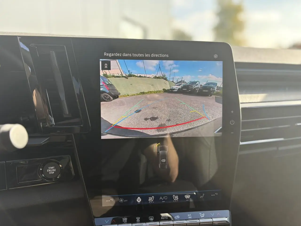 Vue intérieure du tableau de bord du Renault Rafale 2025 avec écran de caméra de recul affichant l'environnement arrière.