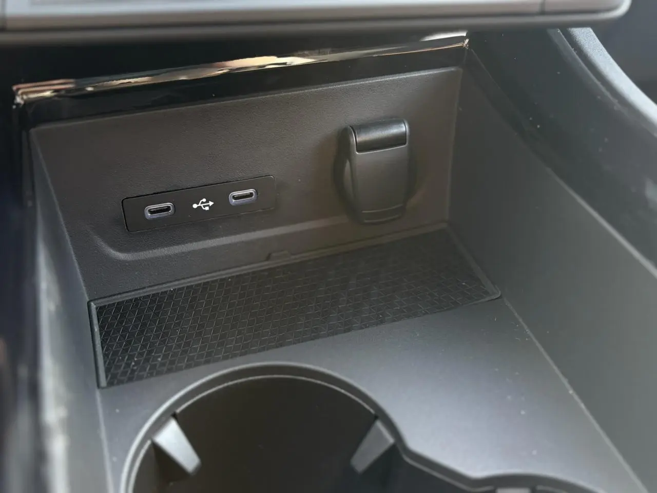 Gros plan sur la console centrale noire du Renault Rafale E-Tech avec ports USB-C et prise 12V visible