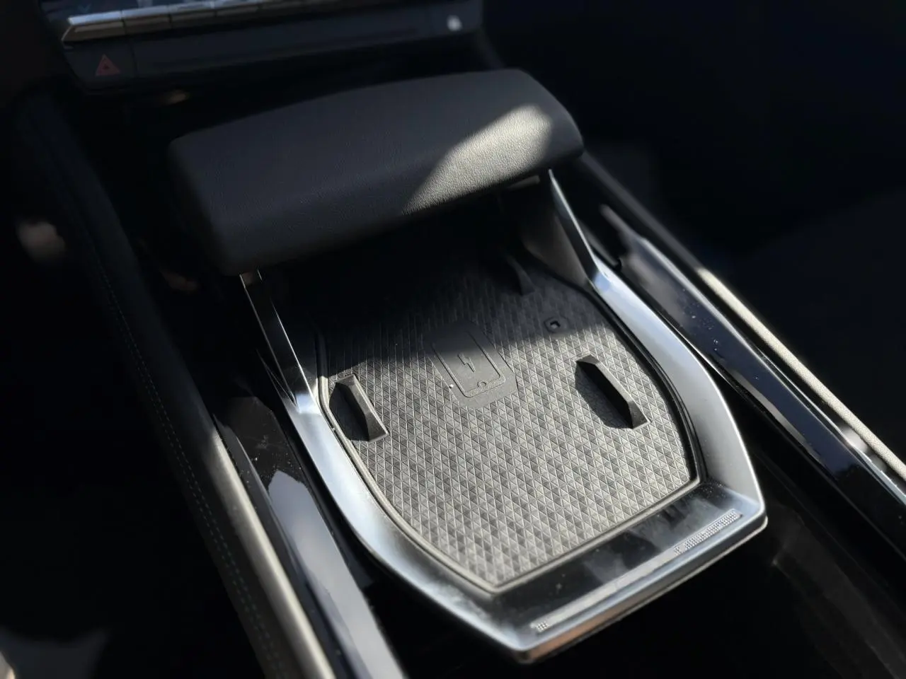 Détail de la console centrale noire avec chargeur sans fil du Renault Rafale E-Tech Full Hybrid 2025.