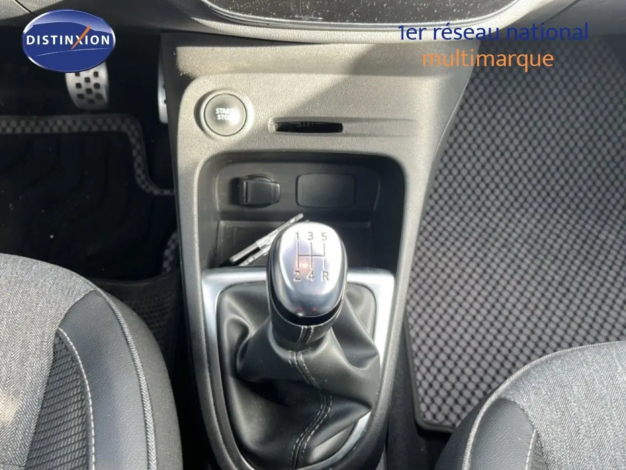 Vue rapprochée de la boîte manuelle et du levier de vitesses du Renault Captur gris de 2019, version Intens.