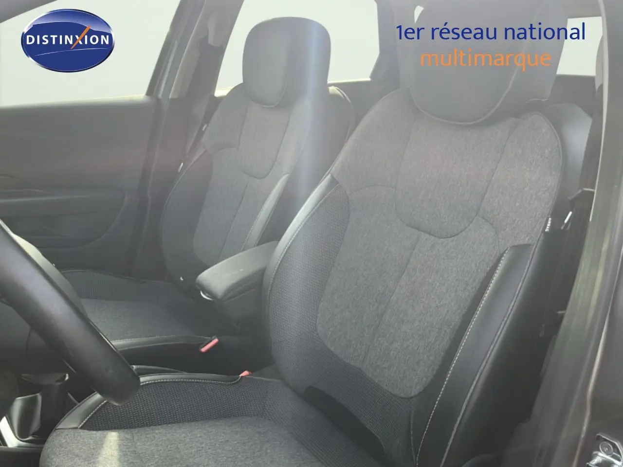 Vue intérieure des sièges avant gris du Renault Captur 2019, version Intens, avec accoudoir central visible.
